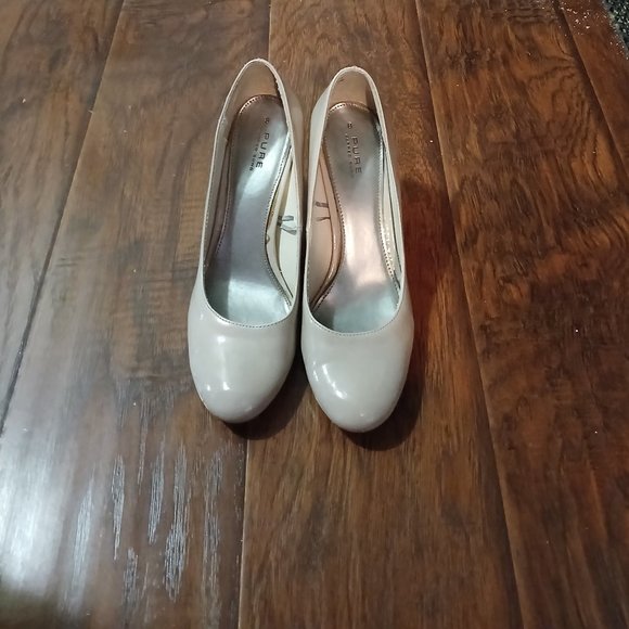 Taupe color Heels - Picture 1 of 5